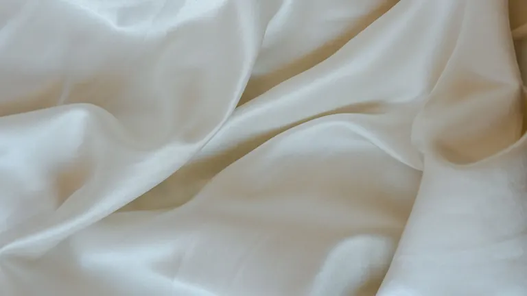 Hedvábný šátek na posteli jako první pomůcka na bondage