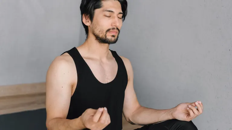 Klidný muž při dechovém cvičení, které pomáhá déle vydržet v posteli