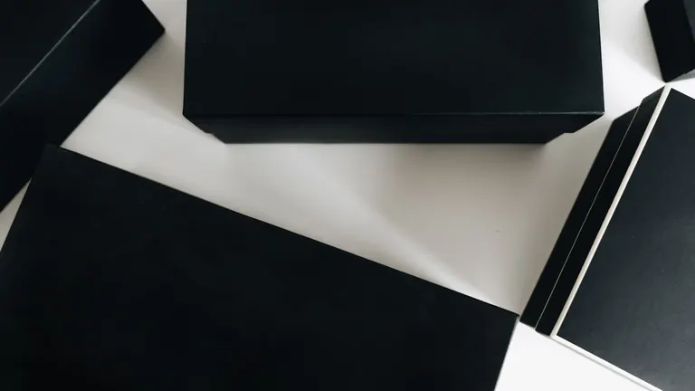 Elegantní černá krabička jako symbol srovnání Lovense vs Lelo