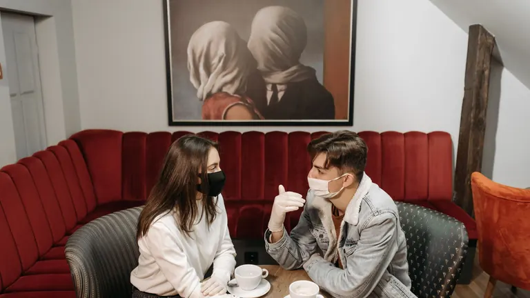 Pár na prvním rande v kavárně – začátek cesty k intimitě