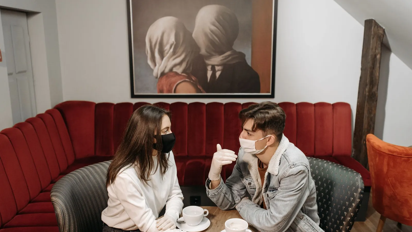 Pár na prvním rande v kavárně – začátek cesty k intimitě