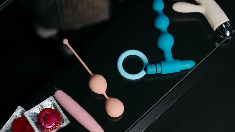 Ohebný růžový rabbit vibrátor Nomi Tang Flex Bi na světlém podkladu