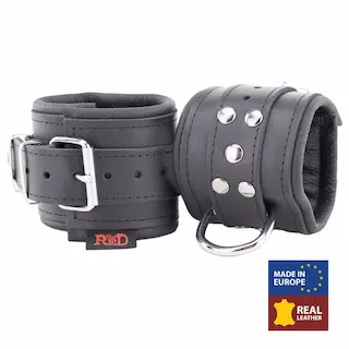 The Red Leather Handcuff – Padding, černá pouta na ruce s polstrováním