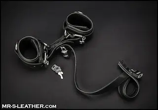 Mr. S Leather Wrist to Ball Restraint, kožená pouta s upevněním kolem varlat