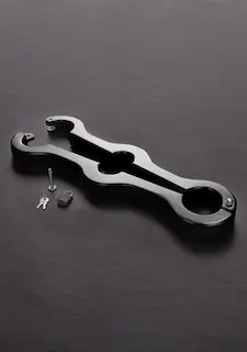Slave4master Genitals to Arms Pillory, dřevěný pranýř se zámkem na uchycení rukou, penisu a varlat
