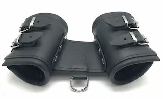 The Red Double Leather Handcuffs (Wide), černá spojená pouta na ruce s D-kroužkem a polstrováním