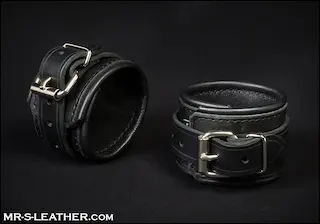 Mr. S Leather Essential Wrist Restraints, odolná černá pouta na zápěstí