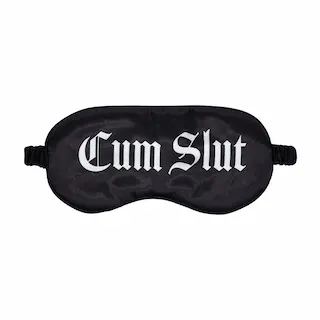 Ouch! Cum Slut Satin Blindfold, hebká maska na oči s nápisem
