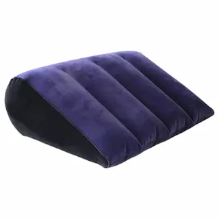 Desirel Magic Pillow – nafukovací klínový sex polštář (tmavě fialový)