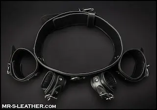 Kožená pouta Mr. S Leather Chest to Wrist Restraint S/M, kožená pouta s upevněním na hrudníku