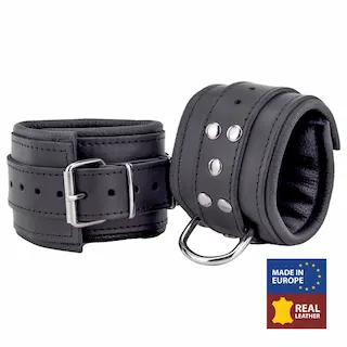 The Red Leather Ankle Cuff – Padding, černá pouta na nohy s polstrováním