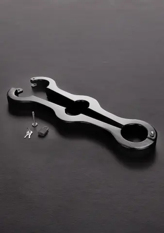 Slave4master Genitals to Arms Pillory, dřevěný pranýř se zámkem na uchycení rukou, penisu a varlat