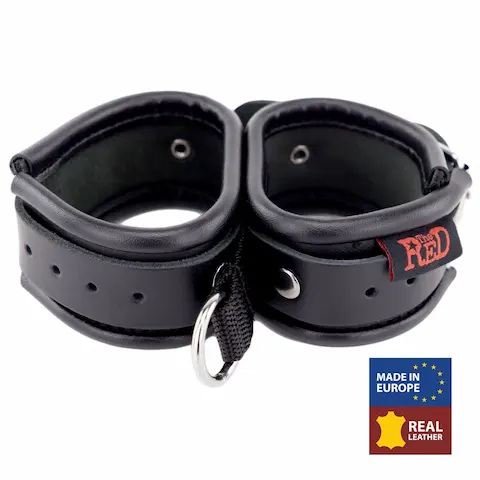 The Red Double Leather Handcuffs, černá spojená pouta na ruce s D-kroužkem