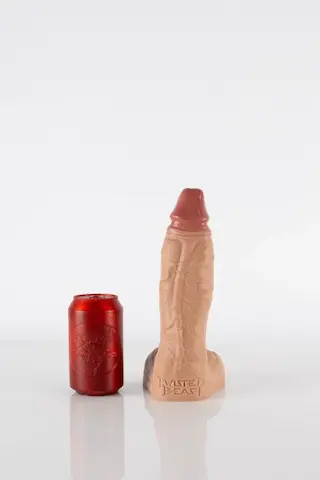 Twisted Beast Hicks Dildo Realistic Tan Medium, prémiové silikonové dildo s přísavkou 25 x 3,5–6,1 cm