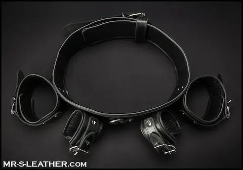 Kožená pouta Mr. S Leather Chest to Wrist Restraint S/M, kožená pouta s upevněním na hrudníku