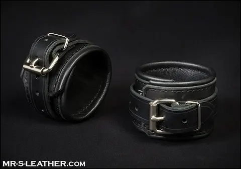 Mr. S Leather Essential Wrist Restraints, odolná černá pouta na zápěstí