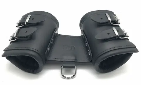 The Red Double Leather Handcuffs (Wide), černá spojená pouta na ruce s D-kroužkem a polstrováním