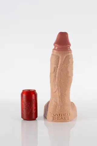 Twisted Beast Hicks Dildo Realistic Tan XL, prémiové silikonové dildo s přísavkou 34,5 x 5,7–8,8 cm