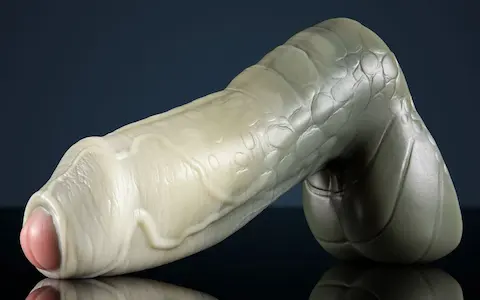 Weredog Nile Dildo Signature Extra Large, prémiové zeleno-krémové silikonové dildo 28,5 x 8,4–9,2 cm