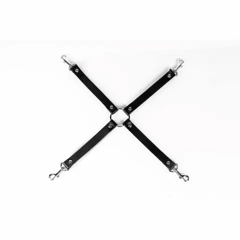 Whips Primal Bond X-Shaped Restraint Black, kožený kříž pro bondage s karabinami